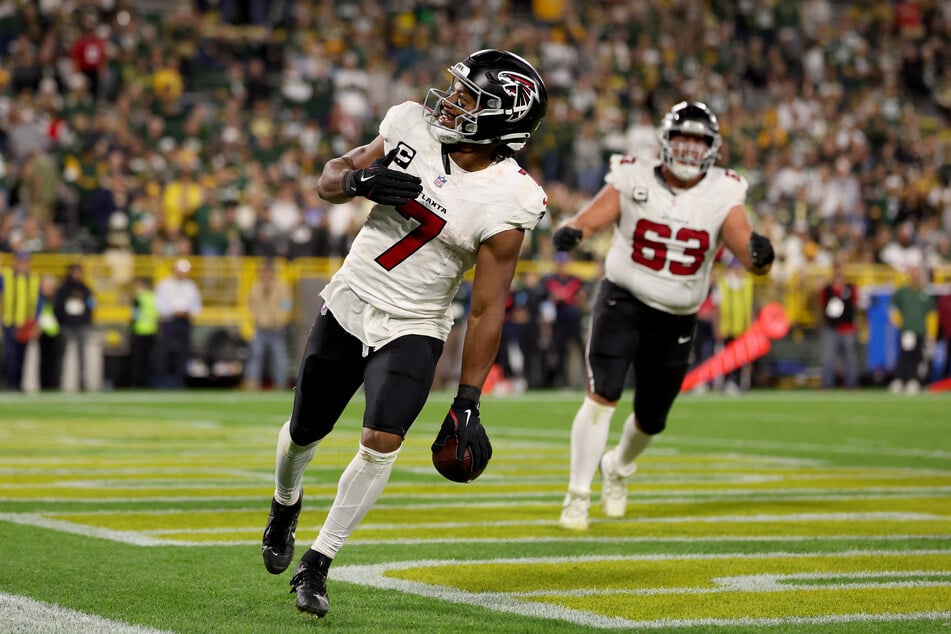 Bijan Robinson (l.) of the Atlanta Falcons celebrates with Chris Lindstrom (r.) after scoring a touchdown against the Green Bay Packers during the fourth quarter on September 24, 2026.
