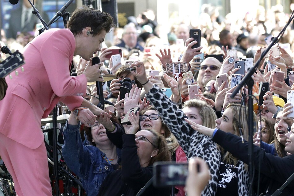 Harry Styles always treats his fans with kindness.