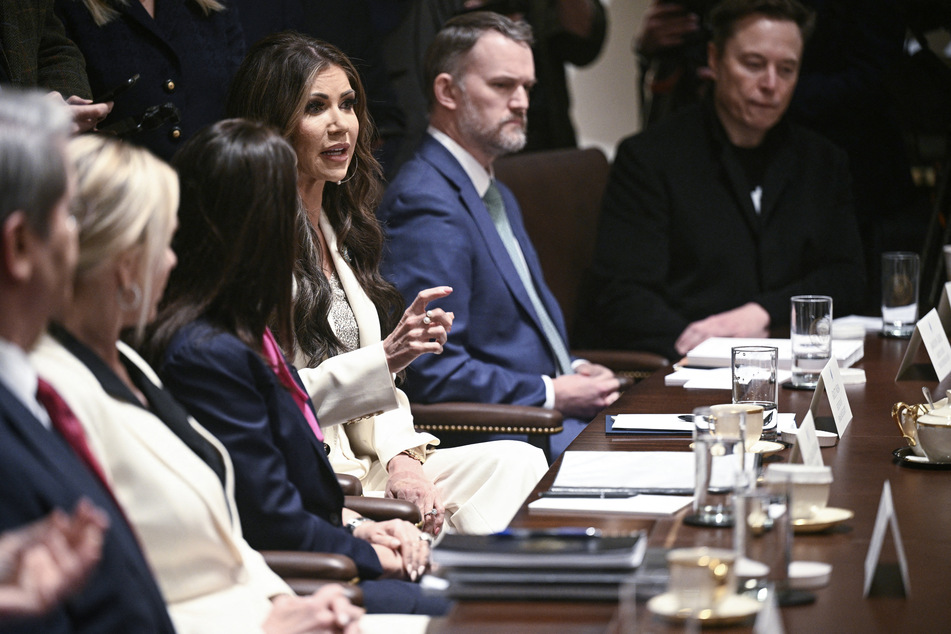 US Secretary of Homeland Security Kristi Noem (c.) speaks during a cabinet meeting in the Cabinet Room of the White House on Thursday, in Washington, DC.