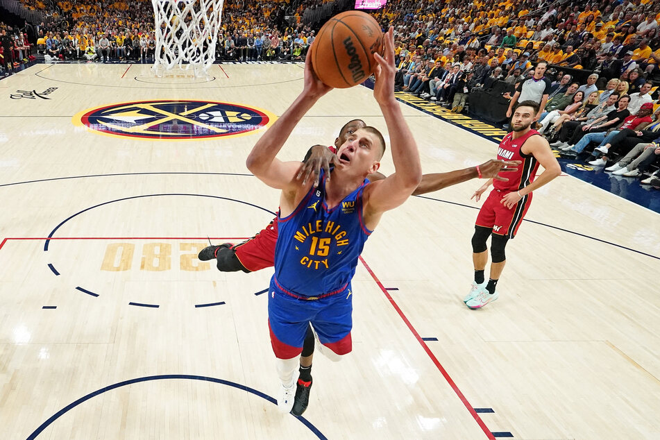 Jokić shines in NBA Finals debut as Nuggets hold off Heat in Game 1