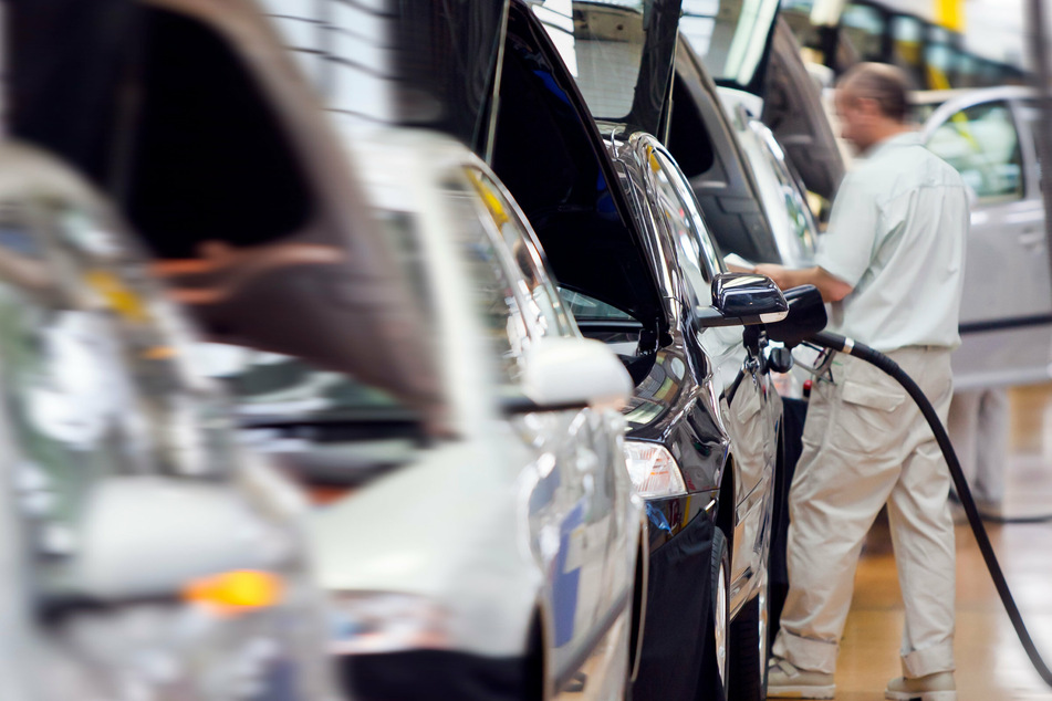 Canadian government to halt sale of new gas cars after 2035