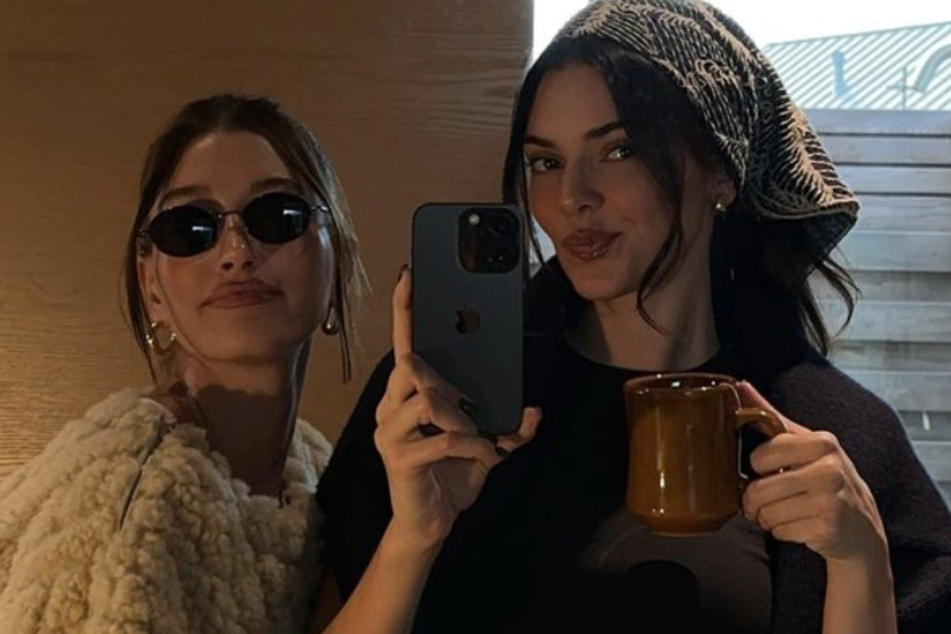 Kendall Jenner (r.) got pulled over by Beverly Hills police on Tuesday with Hailey Bieber (l.) in the passenger seat!