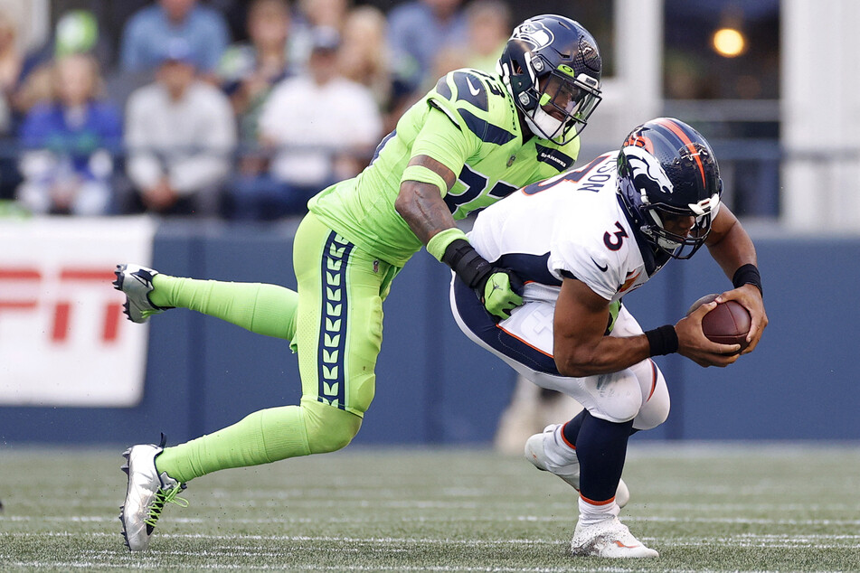 Jamal Adams (l.) was injured early in the second quarter of the Seahawks game on Monday night when he blitzed Broncos QB Russell Wilson.