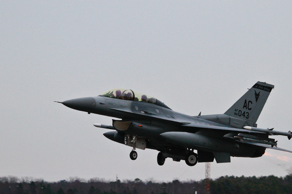 US backs Philippines amid China tensions with fighter jet sale