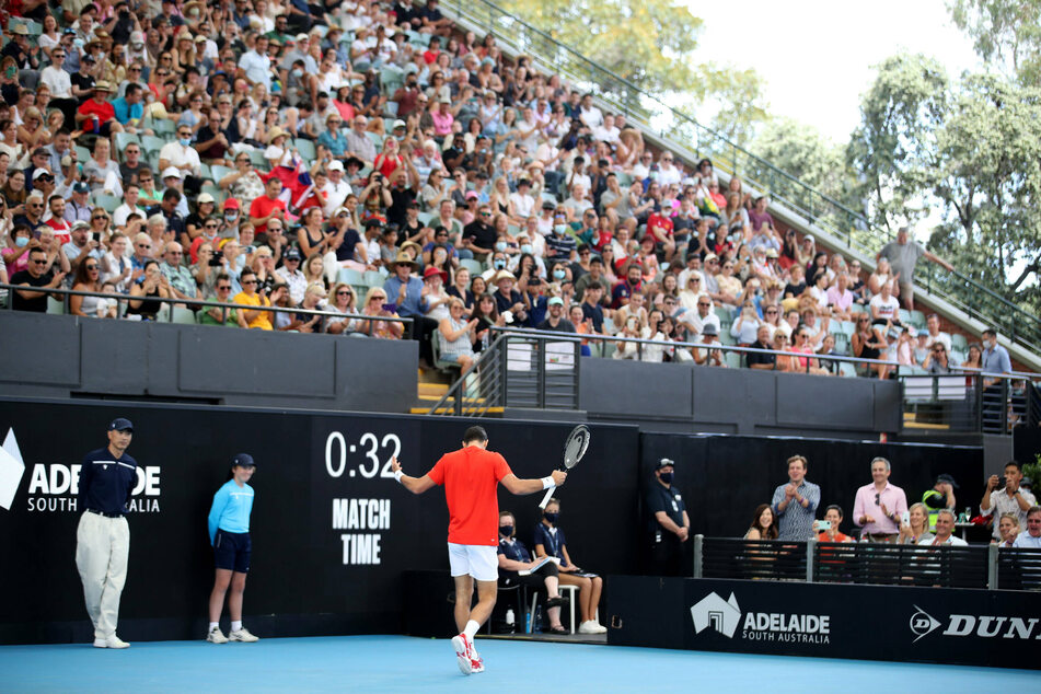 Thousands of spectators attend Australian tennis tournament despite coronavirus
