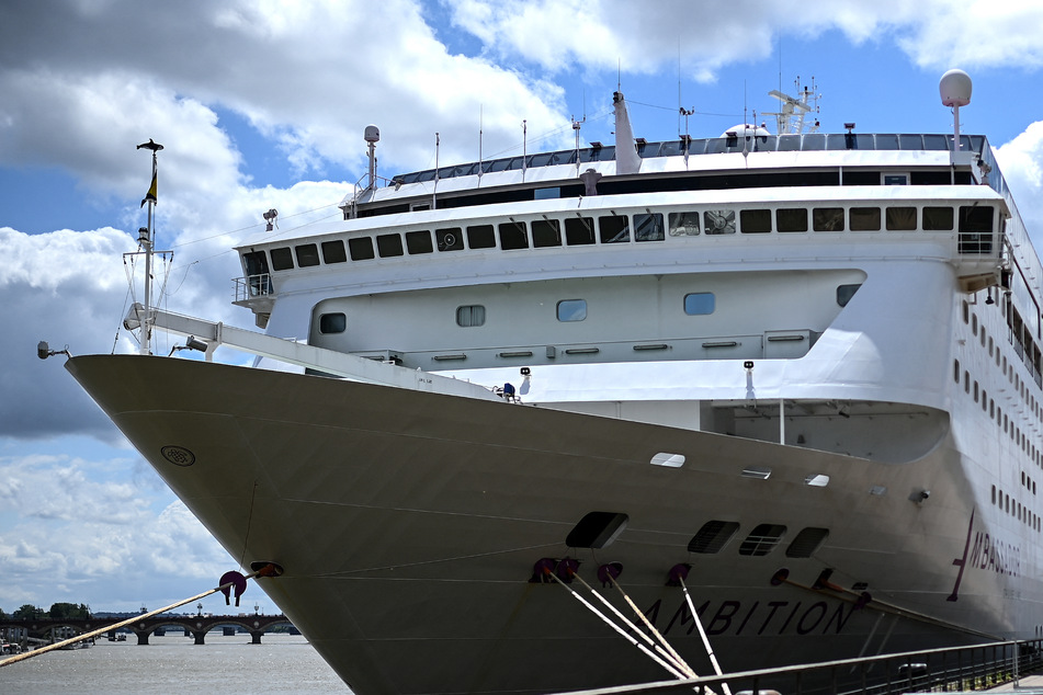 More than 1,700 passengers held on cruise ship after suspected norovirus death