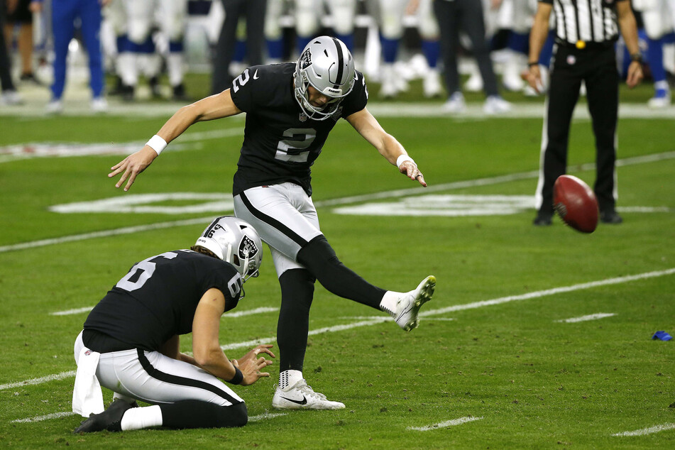 Raiders kicker Daniel Carlson (c.) connects on the game-winning field goal attempt against the Cowboys.