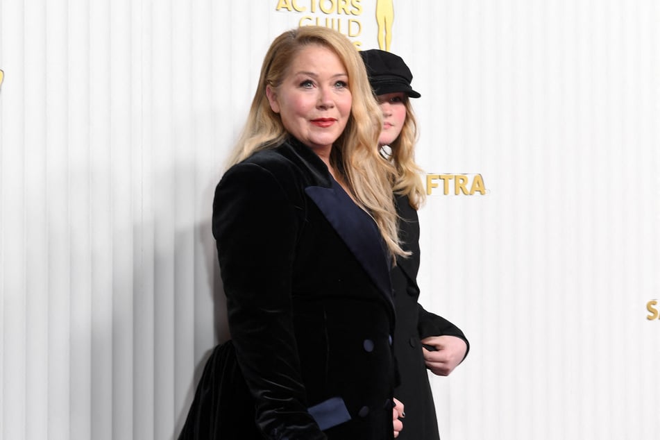 Christina Applegate (l) in February 2023 alongside her daughter, Sadie, at the Screen Actors Guild Awards in Los Angeles.
