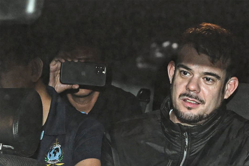 Joran Van der Sloot (r.) being transferred from his jail in Peru for another murder to face charges in the US related to the 2005 disappearance of Natalie Holloway in Aruba.