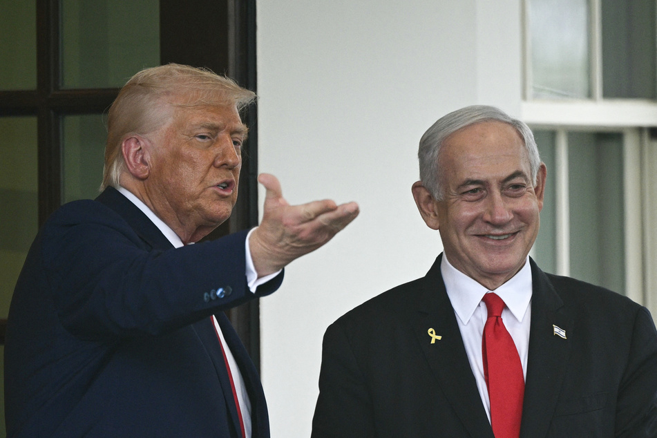 US President Donald Trump (l.) gestures as Israeli Prime Minister Benjamin Netanyahu (r.) departs the White House in Washington, DC, on Monday.