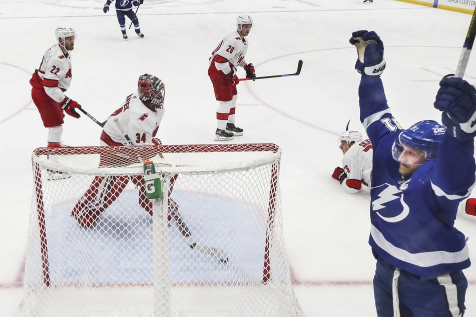 NHL Playoffs: The Lightning overpower the Canes in a high-scoring affair to take Game 4