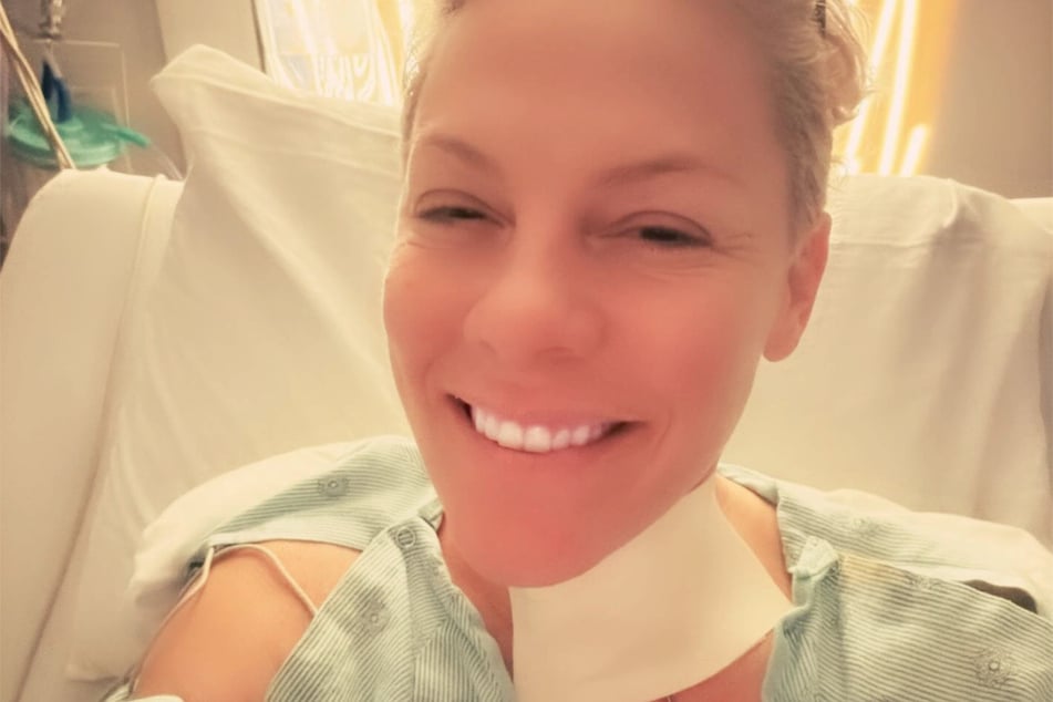 With no makeup and a big grin, pop singer Pink surprised her fans on Instagram.