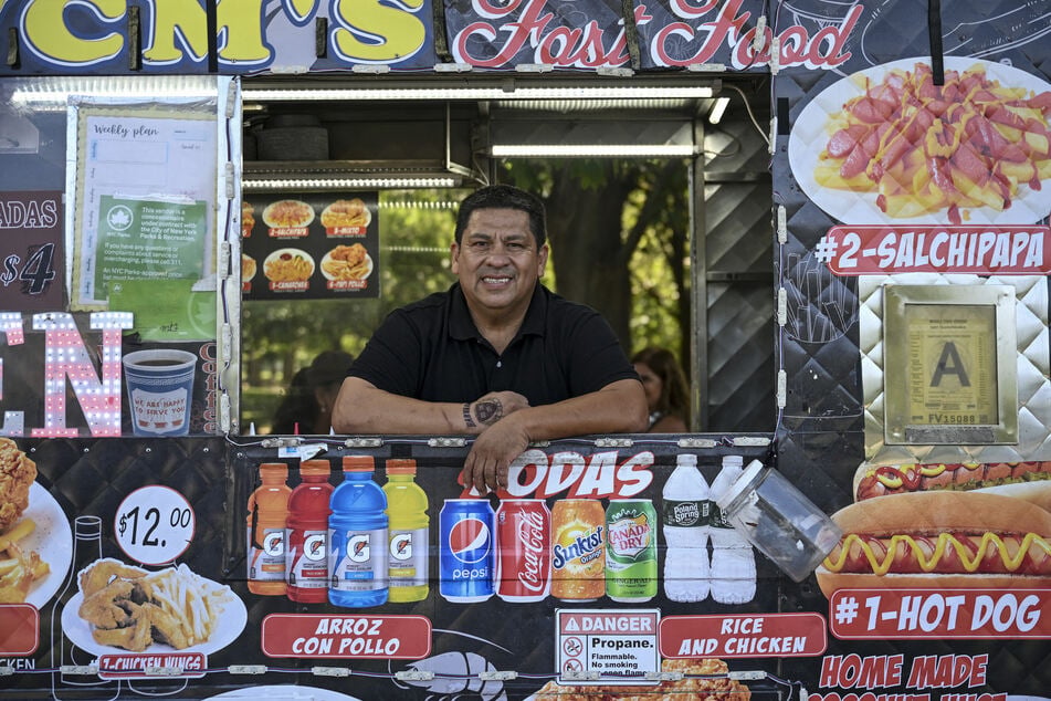 New York's noisy food carts go electric in clean air trial