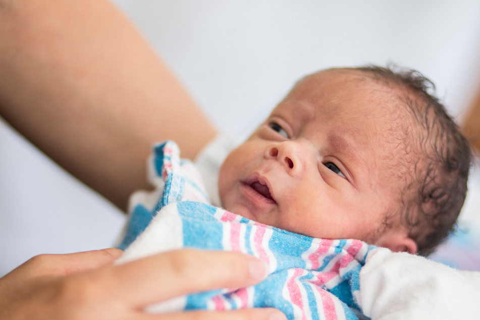 Teen walks into Jersey restaurant and leaves her newborn with a complete stranger