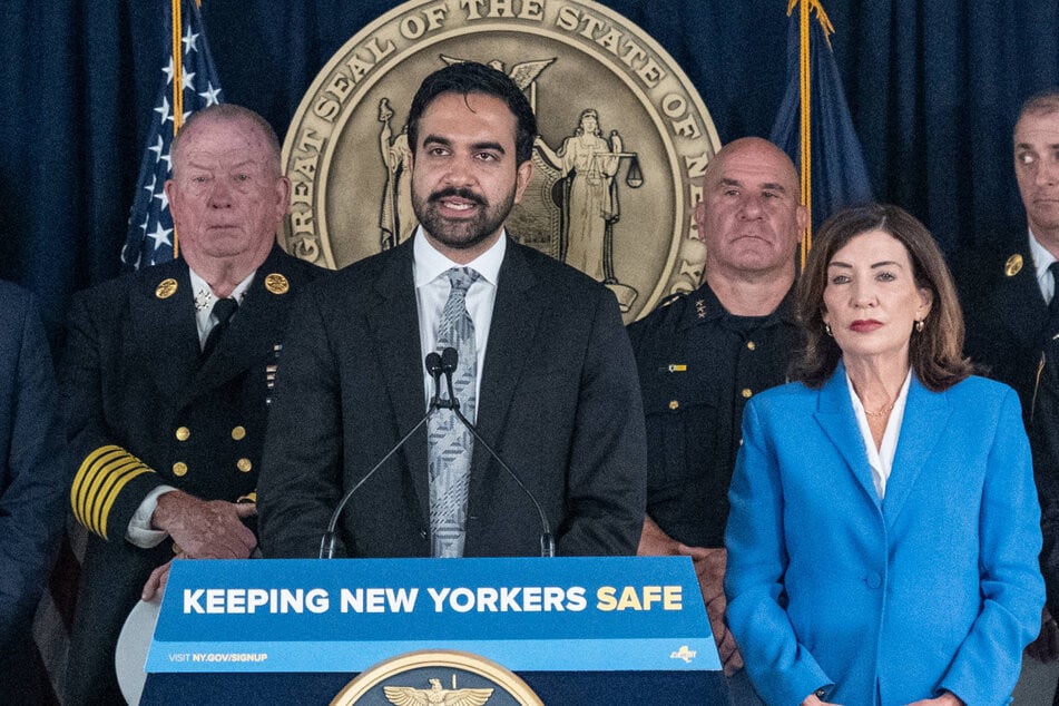 New York Mayor Zohran Mamdani (l) speaks alongside Governor Kathy Hochul (r) to demand the release of counterterrorism funding by the Trump administration.