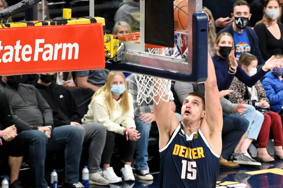 NBA roundup: Jokić leads Nuggets win over Bucks, Suns make it 10-in-a-row