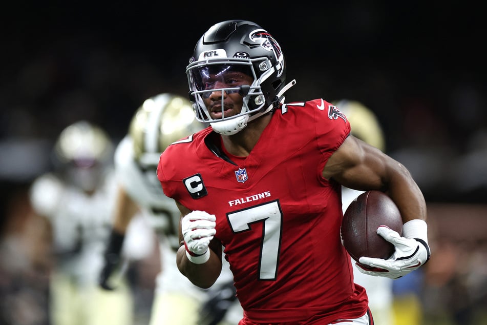 Bijan Robinson #7 of the Atlanta Falcons runs the ball for a 59-yard touchdown against the New Orleans Saints on Monday night. The Falcons ultimately won the game in a dominant 45-24 victory.