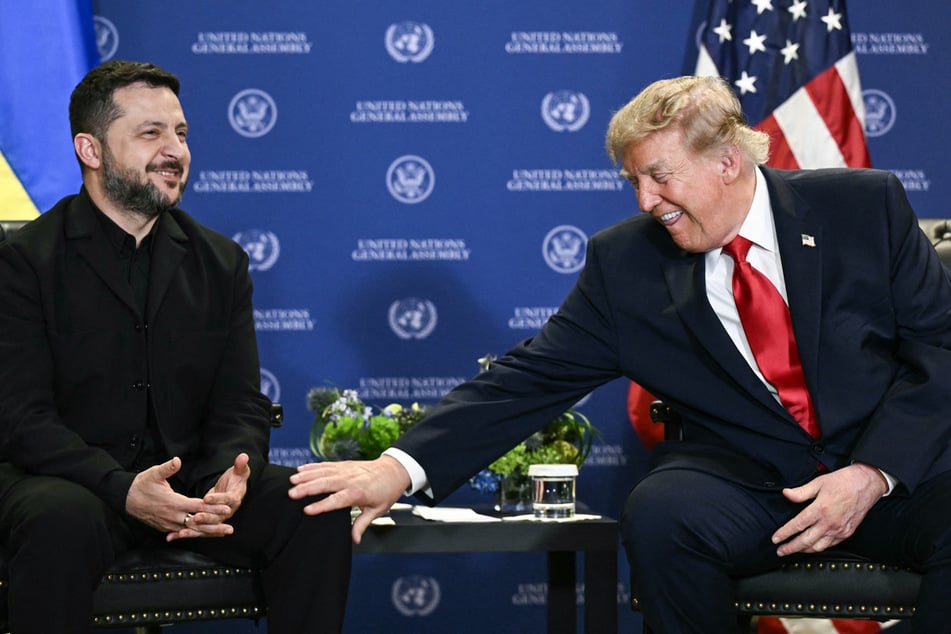 President Donald Trump (r.) meets with Ukraine's Volodymyr Zelensky on the sidelines of the 81st UN General Assembly on Tuesday. Zelensky said after the meeting that the US and Ukraine both want to end the war "before winter."