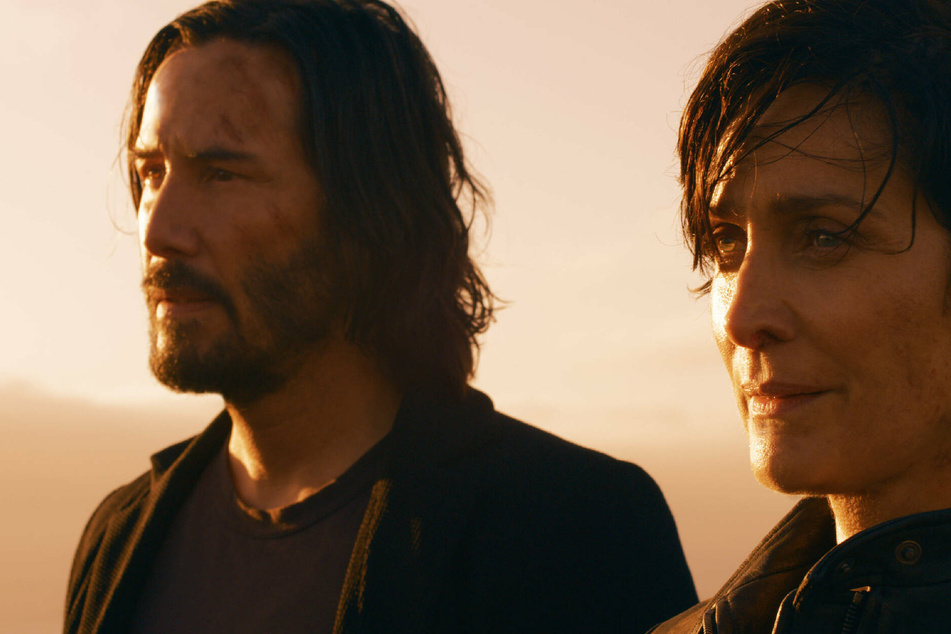 Keanu Reeves and Carrie-Anne Moss (l) reunite as Neo and Trinity in The Matrix Resurrections.