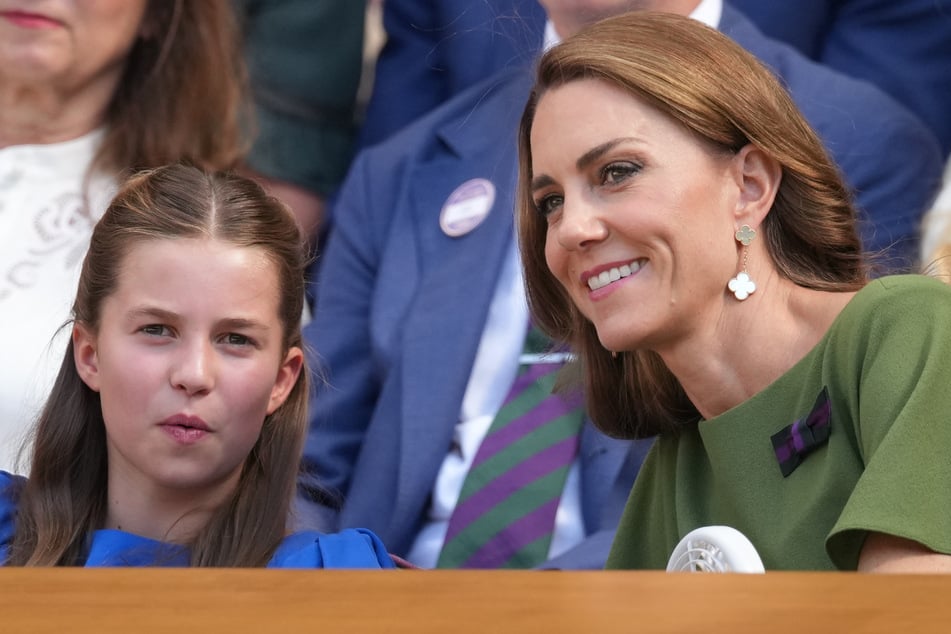 Princess Kate (r.) and her daughter, Princess Charlotte, were spotted together on a subway ride through London.