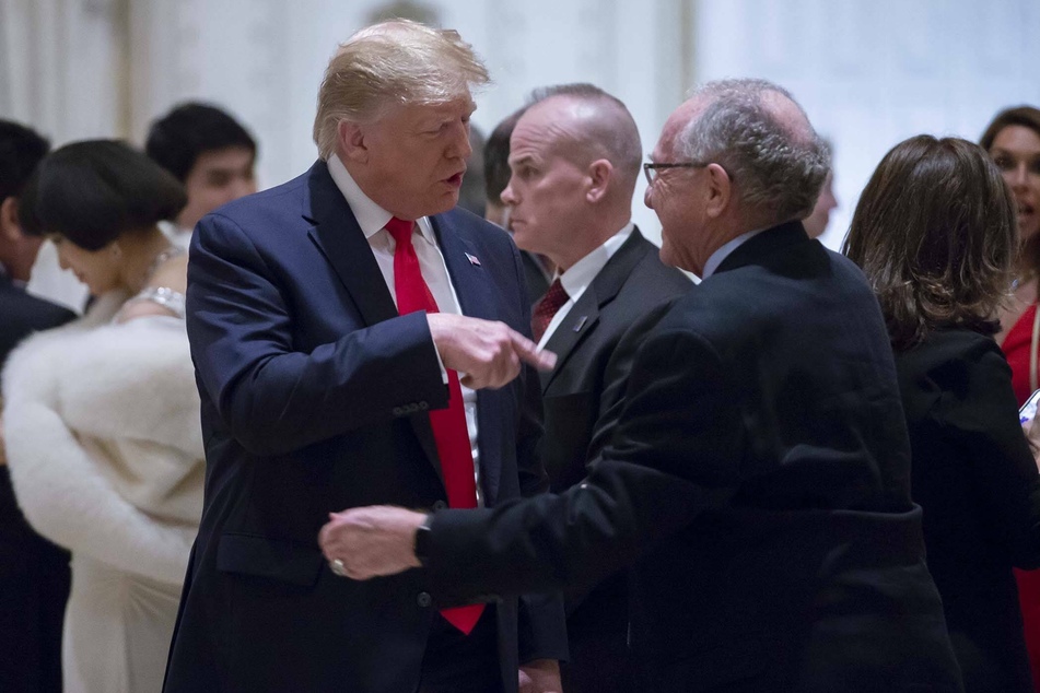Alan Dershowitz (r.) represented Donald Trump during his first impeachment trial.
