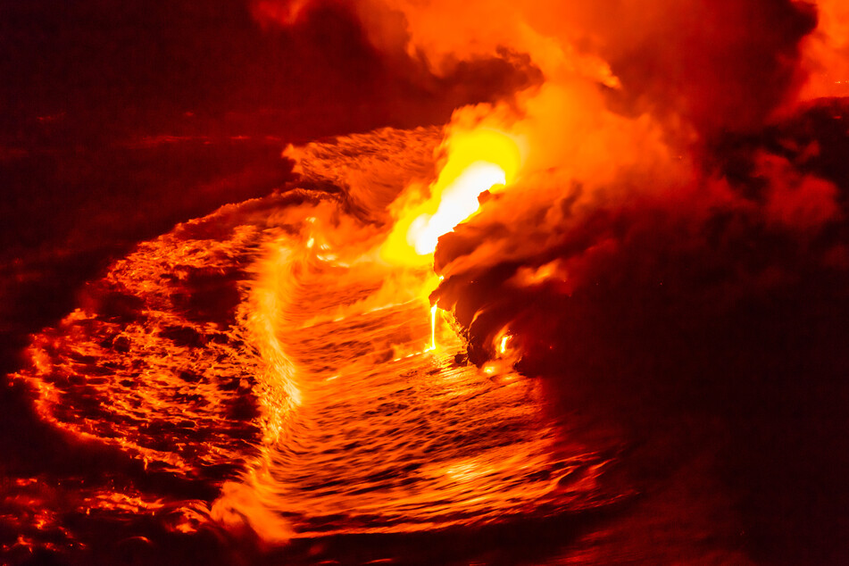 Volcano erupts in Hawaii: residents warned to stay inside