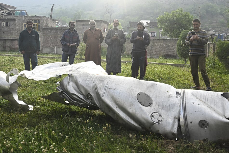 India and Pakistan exchange deadly fire in worst flare-up of conflict for decades