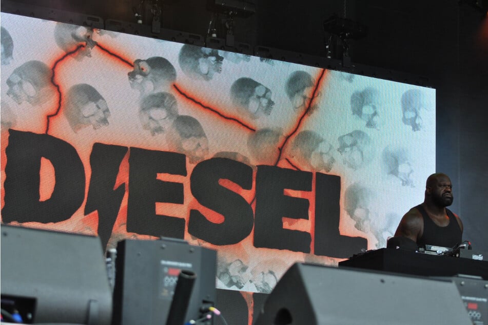 DJ Diesel, aka Shaq, hit the decks with some heavy EDM, and the crowd was here for it.