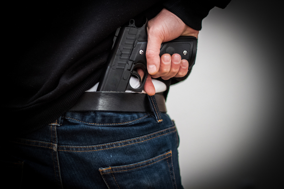 Police answer a call about a robbery – they find fake guns and a film crew