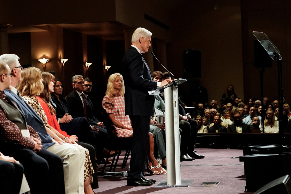 Ex-President Bill Clinton (c.) spoke at a ceremony commemorating those killed in the Oklahoma City bombing.