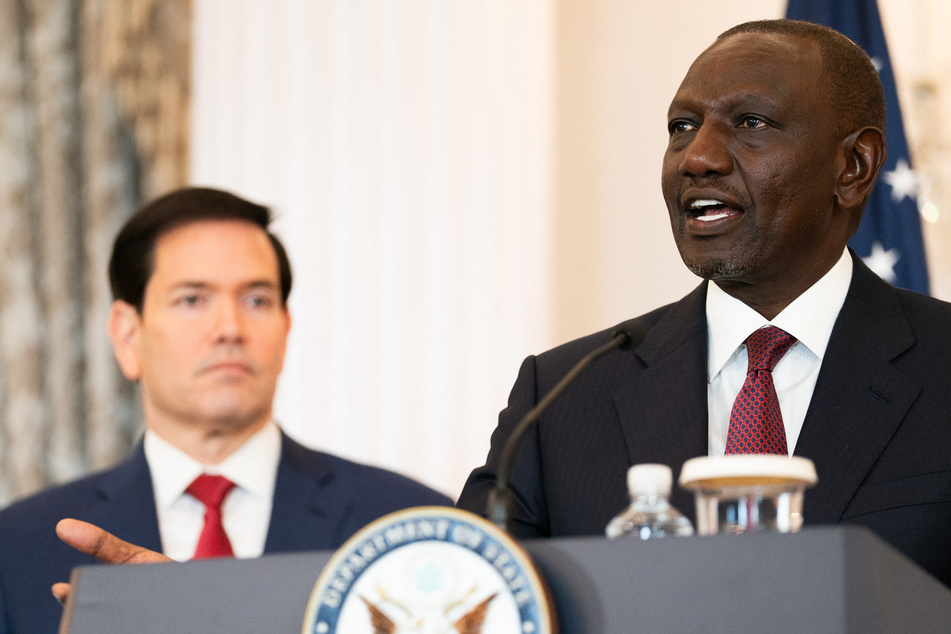 Kenyan President William Ruto (r.) signed the new health aid agreement in Washington on Thursday.