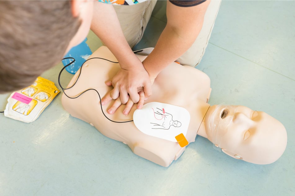 Dad uses CPR scene from The Office to save his daughter's life!