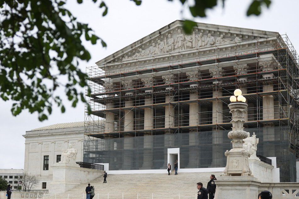 The Trump administration asked the Supreme Court to back its bid to end the temporary protected status (TPS) shielding Venezuelans from deportation.