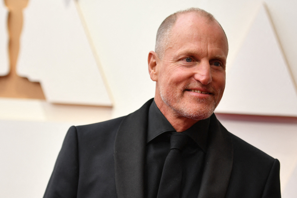 Woody Harrelson bashes Covid-19 vaccine mandates in SNL monologue