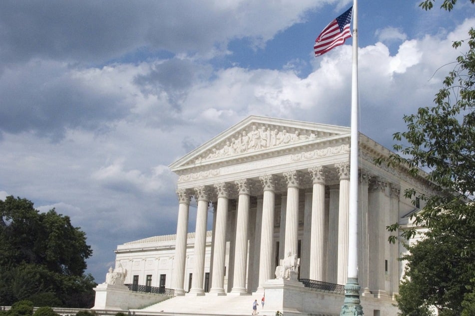 US Supreme Court temporarily brings back Trump's water rule