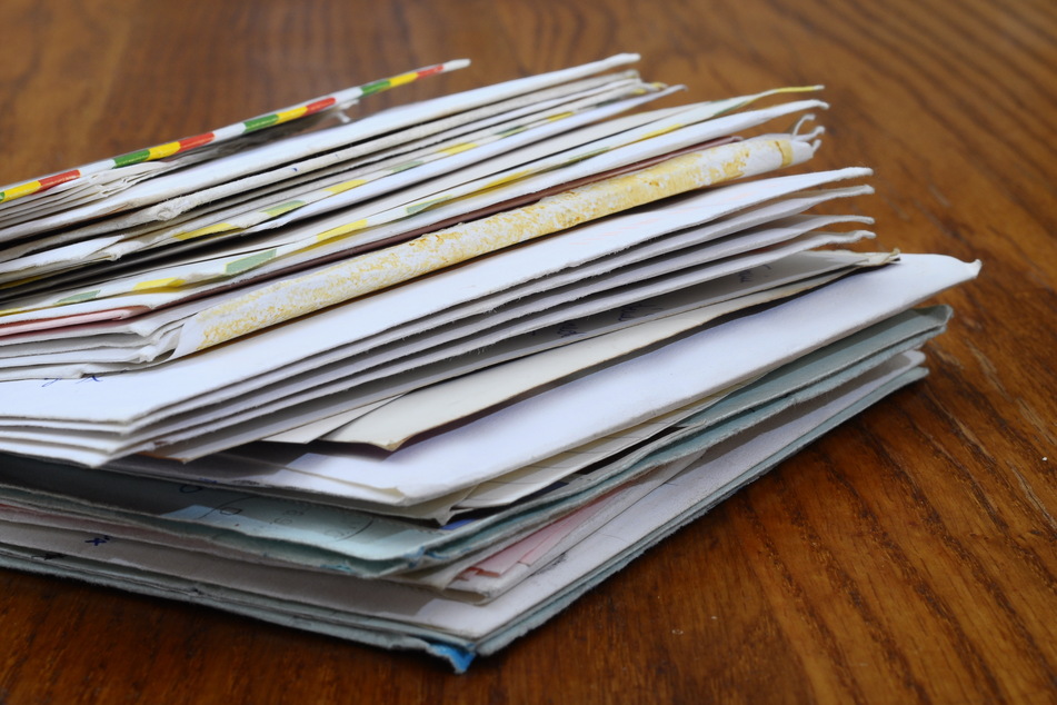 95-year-old veteran gets hundreds of birthday cards after daughter's heart-warming plea