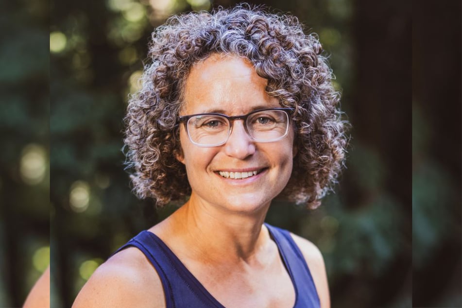 Nina Simon's debut novel, Mother-Daughter Murder Night, was a Reese's Book Club pick and became a New York Times bestseller.