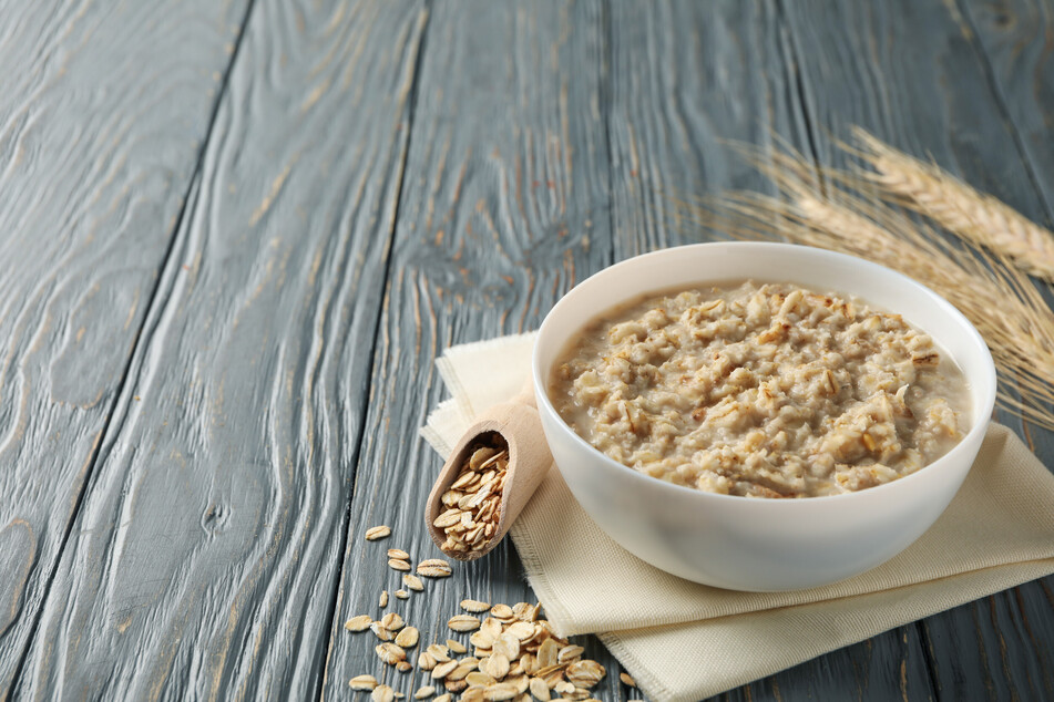 Cats can eat oats without any milk, sugar, salt, or spices.