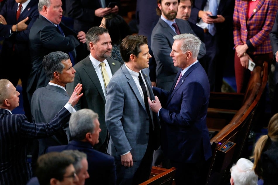 Representative Matt Gaetz (center l.) and then-Republican Leader Kevin McCarthy (r.) speaking on the House floor of the US Capitol building on January 07, 2023.