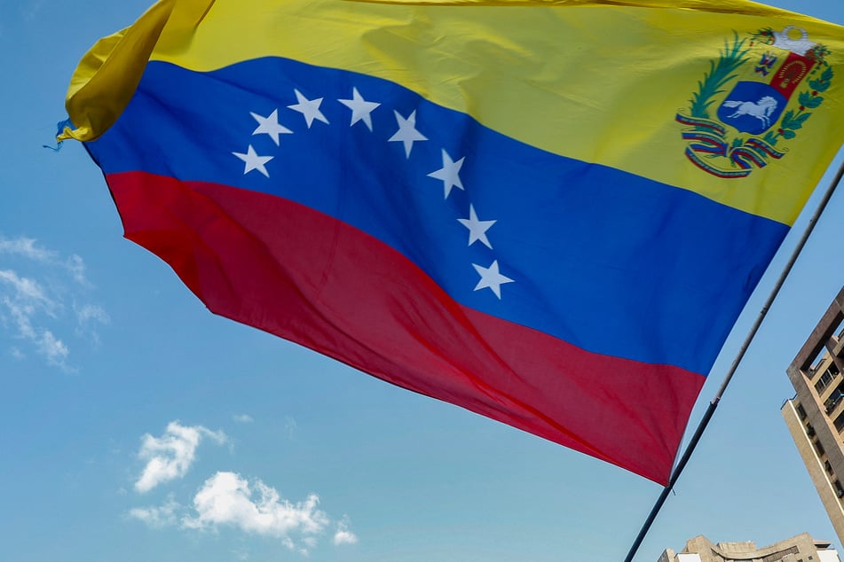 US warns civilian air traffic near Venezuela of "heightened military activity"