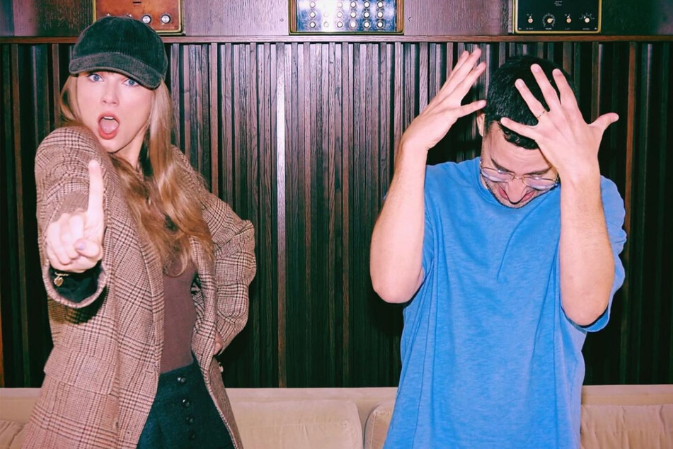 Taylor Swift and Jack Antonoff (r.) thanked fans for getting Cruel Summer to No. 1.