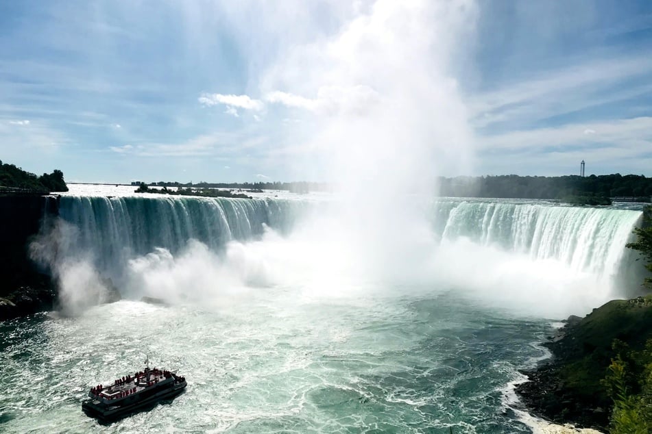 Multiple deaths in catastrophic Niagara Falls tour bus crash