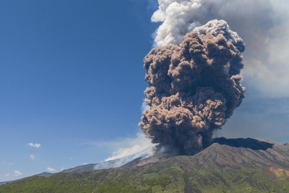 A huge plume of ash, gas, and rock spewed forth Monday from Italy's Mount Etna, but authorities said there was no current danger to the population.
