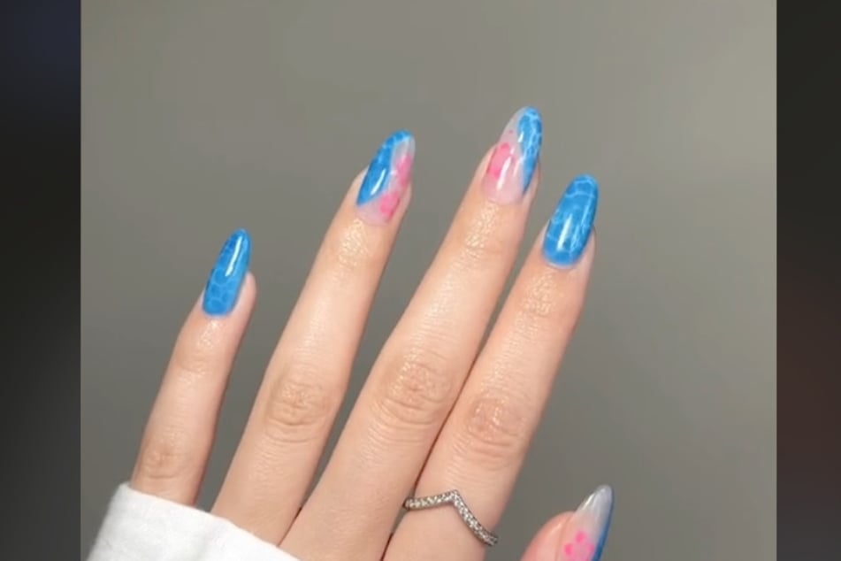 For the poolside hotties who are rocking bikinis this Labor Day, these poolside nails are a perfect fit.