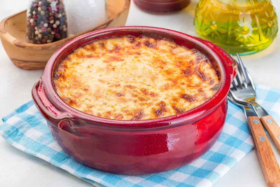 Vegetarian moussaka with lentils may even be better than meat-based moussaka.