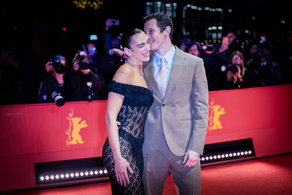 Dua Lipa (l.) and Callum Turner are now a married couple.