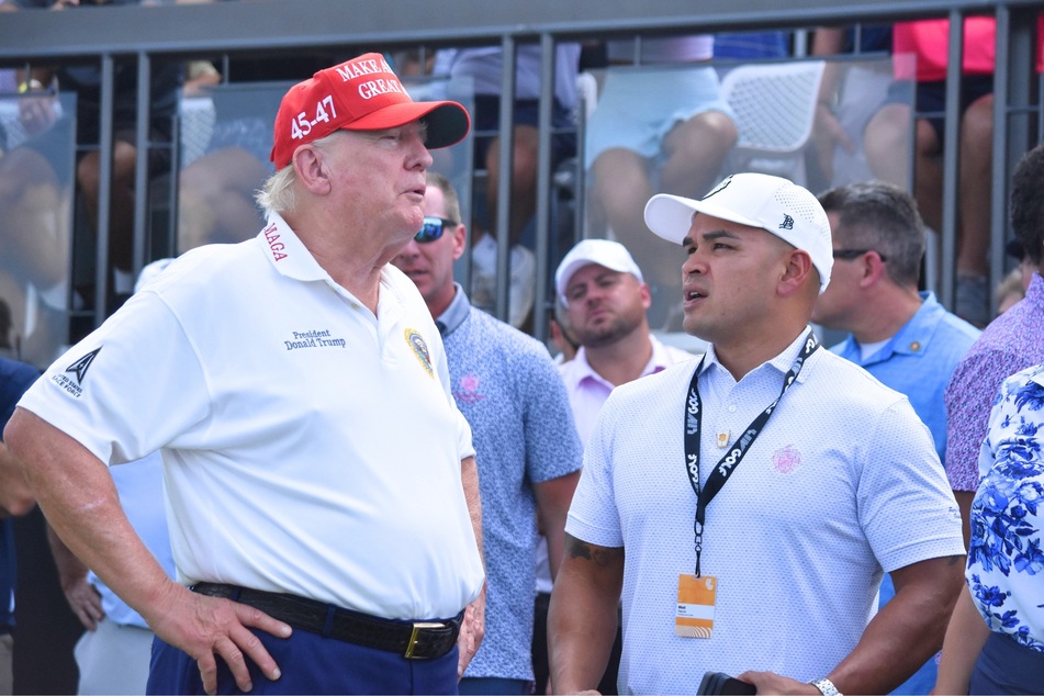 A witness involved in Donald Trump's (l.) classified documents case claimed the former president promised to pardon co-defendant Walt Nauta (r.) if he lied for him.