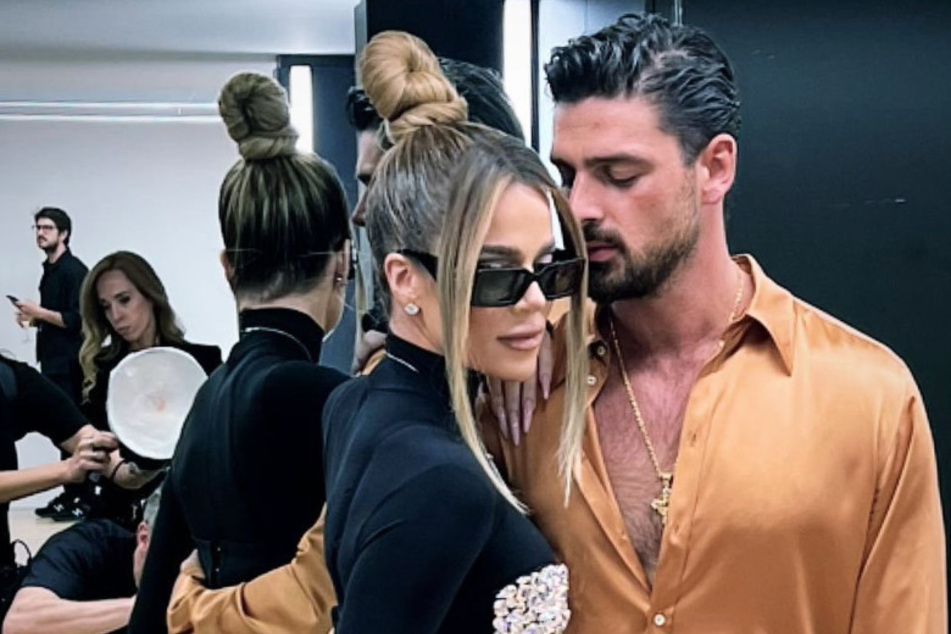 Khloé Kardashian finally revealed what happened with the "hunky" Michele Morrone (r.) at the Milan Fashion show for Dolce & Gabbana last year.