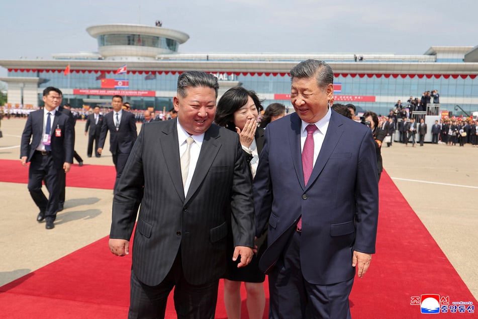 Chinese President Xi Jinping (r.) bade farewell to North Korean leader Kim Jong Un after adopting a "far-reaching blueprint" for bilateral relations.