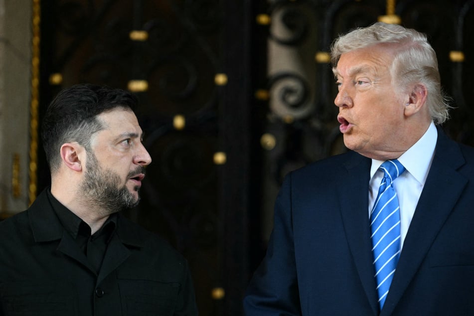 President Donald Trump (r.) welcomed Ukrainian counterpart Volodymyr Zelensky to his Florida estate on Sunday.